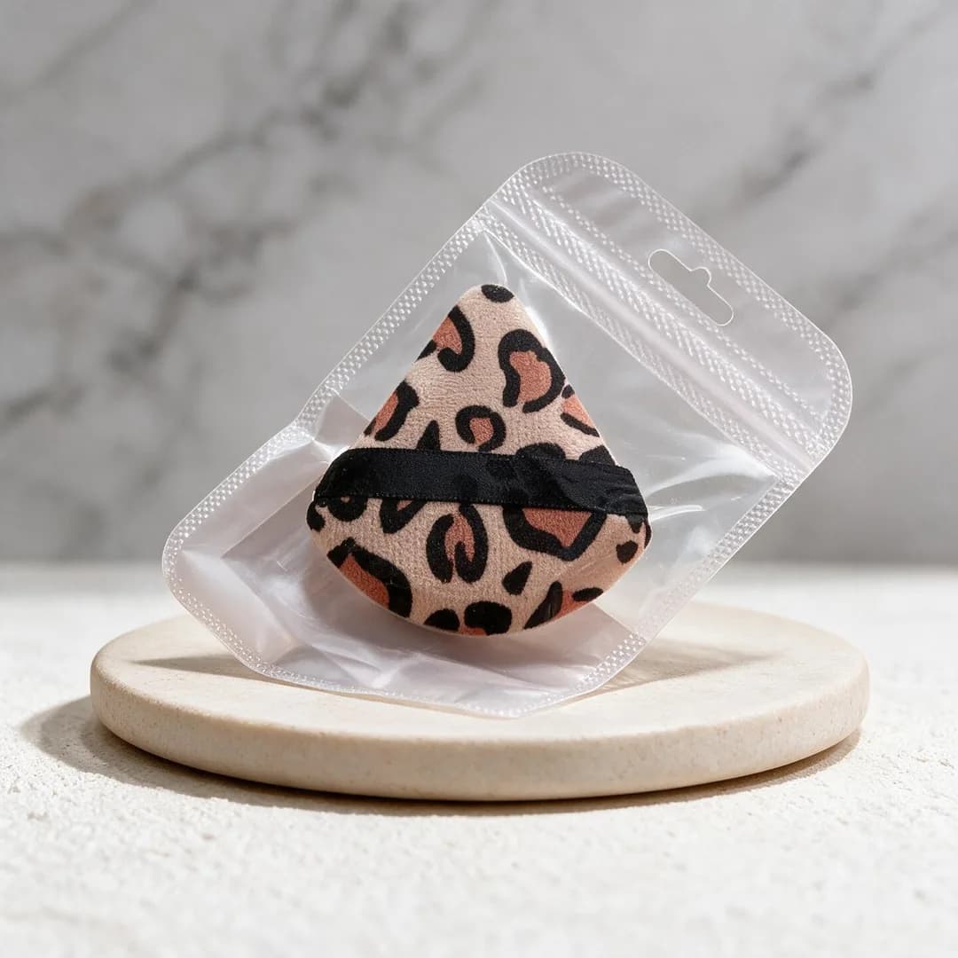 Puff triangular leopardo