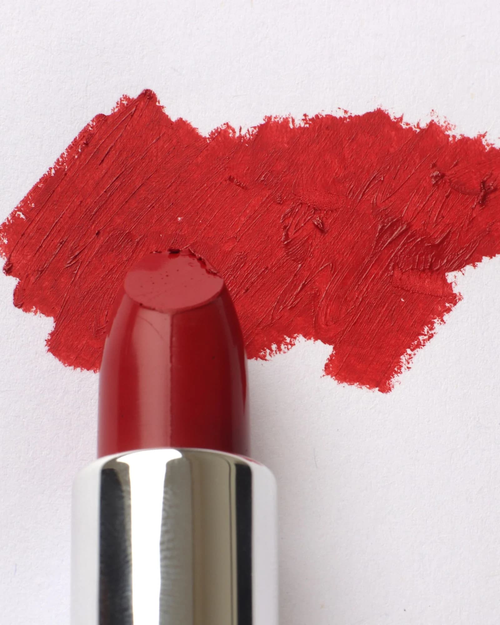 Labial rojo y su trazo sobre papel blanco