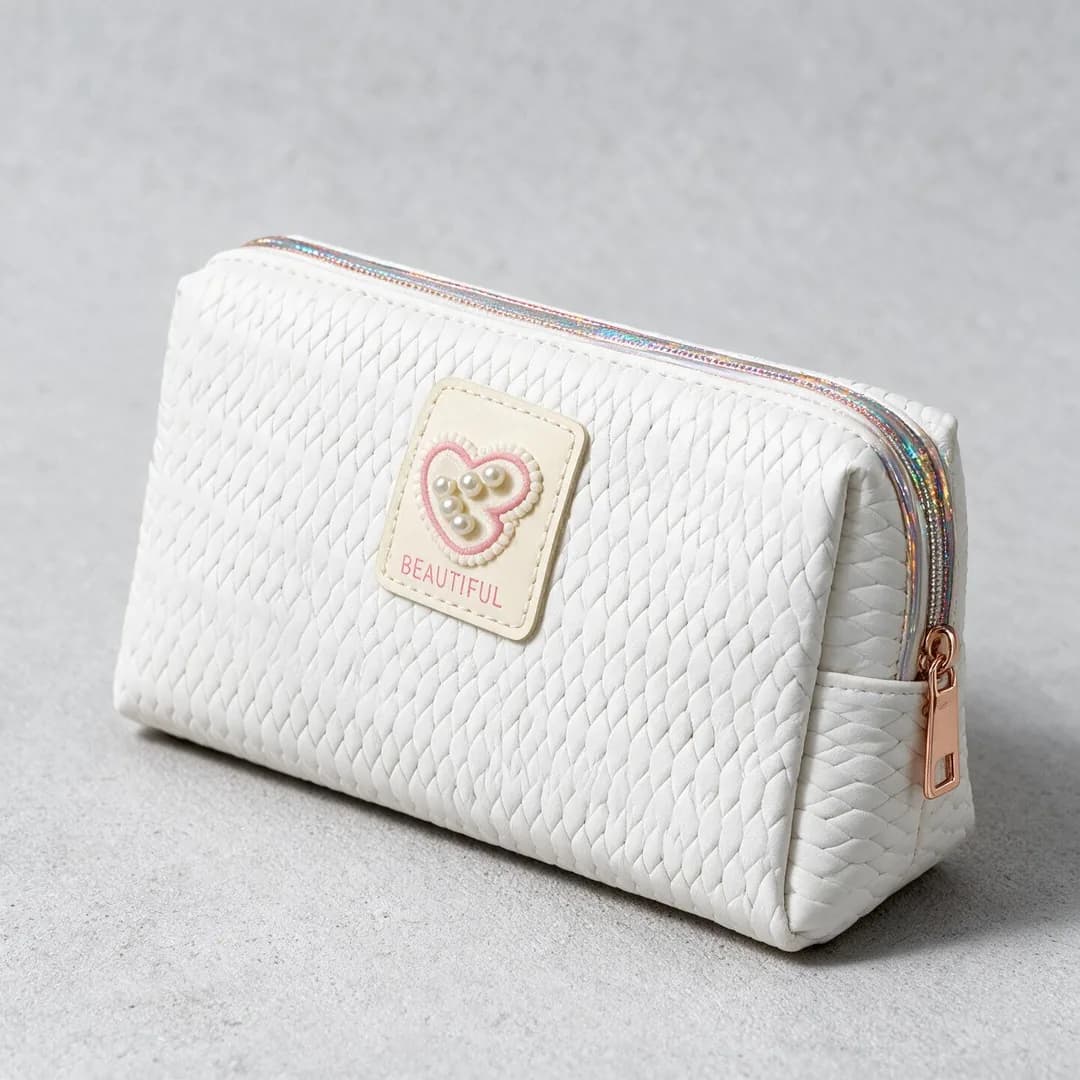 Cosmetiquera / neceser blanco texturizado con parche Beautiful